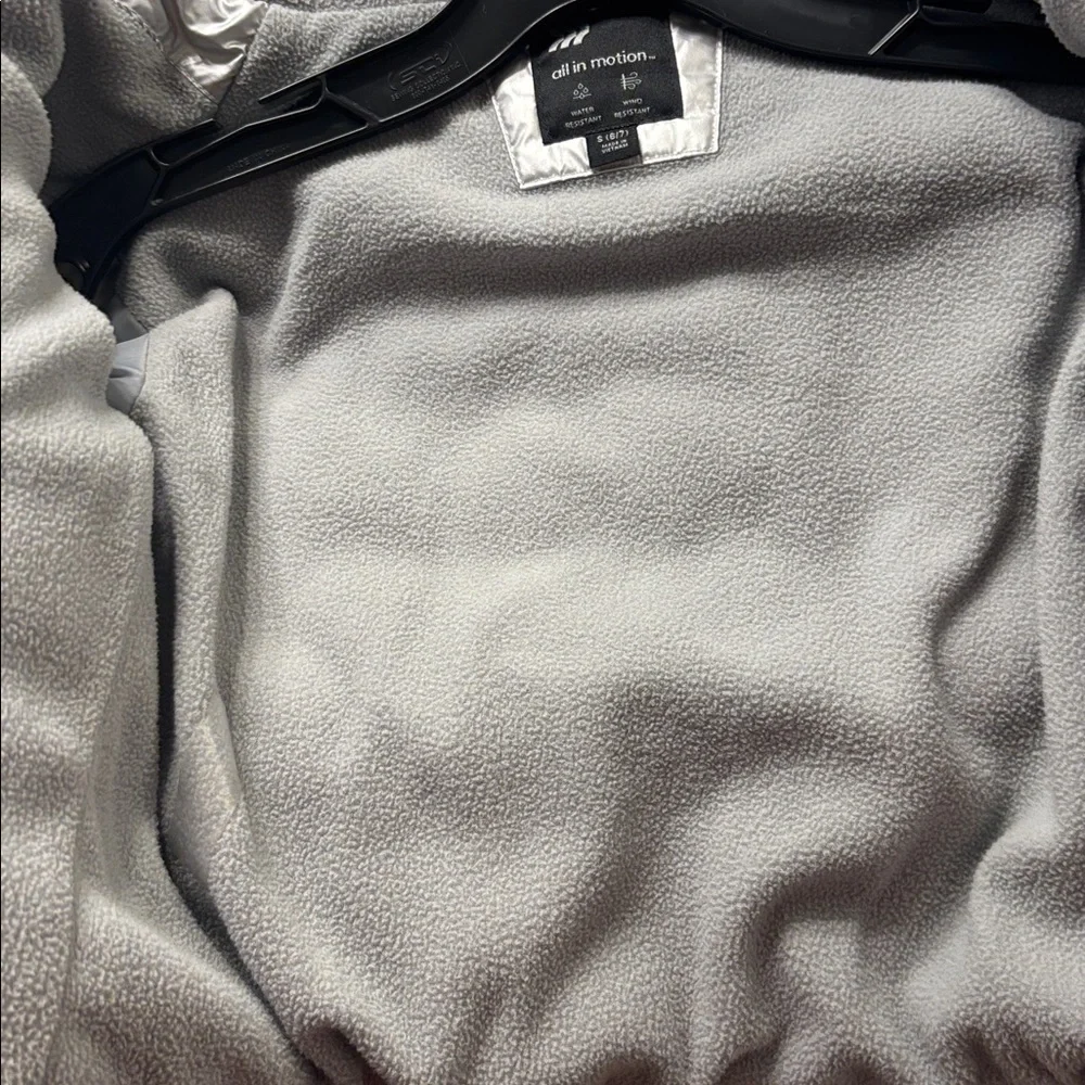 Girls All in Motion Metallic Silver puffer Jacket size 6/7 in EUC.